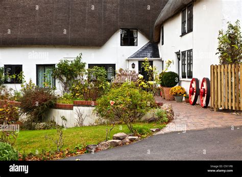 Un Joli Village De Chaume Traditionnels English Country Cottage Avec