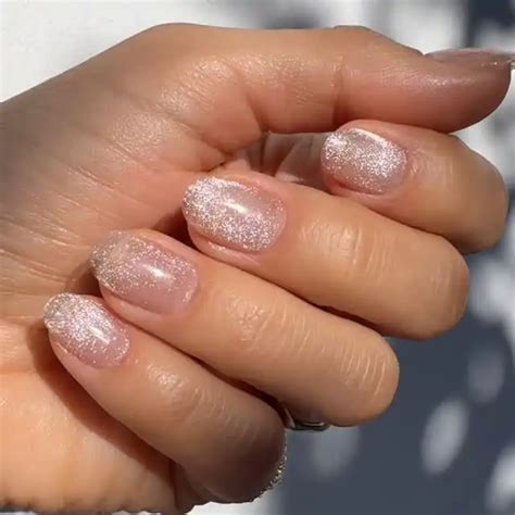 Así se llevan las uñas nude en Navidad ideas para reinventarlas sin perder la elegancia