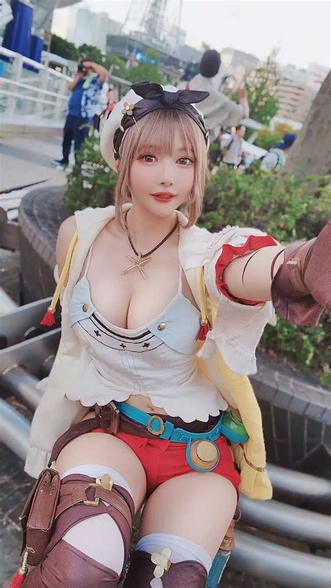 Ryza from Atelier Ryza gets a buff on his thighs with this cosplay