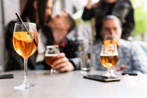 Coquetel Aperol Spritz Em Uma Mesa Um Grupo De Amigos Sentado No