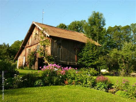 Blumenbeet Mit Bunten Blumen Als Bauerngarten Mit Gr Nem Rasen Vor