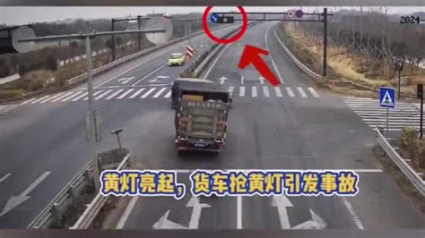 货车抢黄灯过路口，撞上转弯小车冲向对向车道