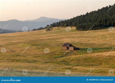 Paysage Du Colorado Avec La Vieille Cabane En Bois Abandonn E Photo