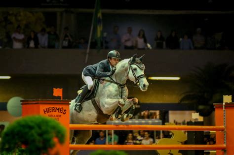 Pedro Veniss Levanta Torcida Vit Ria No Cl Ssico No Longines Indoor