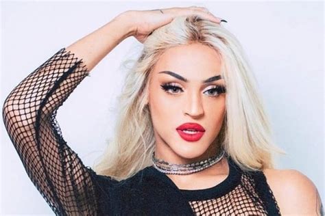 Pabllo Vittar mostra bumbum em show e público tem reação chocante