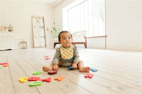 1歳0〜1歳3か月で楽しみたい、成長に合わせたおすすめの遊び方 [ママリ]