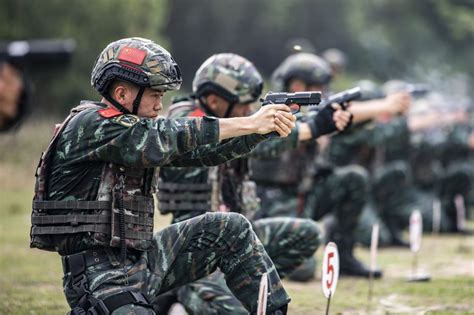 广西北海：武警特战队员实弹射击训练锤炼制胜本领组图 特种装备网