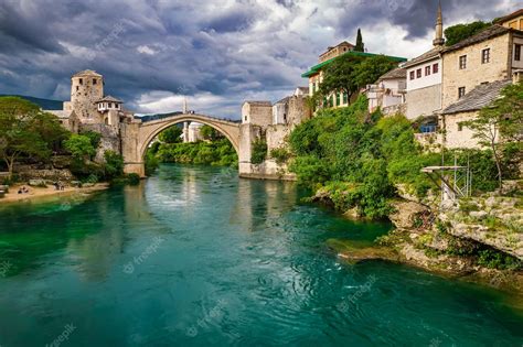 Vista Aérea Da Antiga Ponte De Mostar Famoso Destino Turístico Na