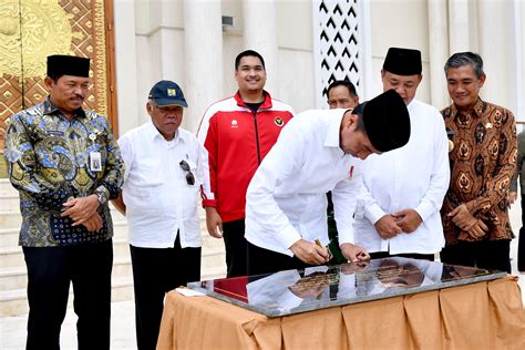 Presiden Jokowi Salat Jumat Dan Resmikan Masjid Agung Madaniyah Di