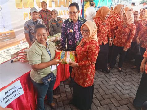 Bantu Kebutuhan Masyarakat Di Bulan Ramadan Dwp Jatim Gelar Bazar Dan