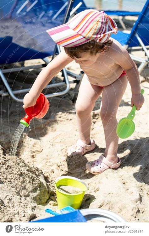 S Es Kleines M Dchen Das An Der Sandd Ne Steht Ein Lizenzfreies