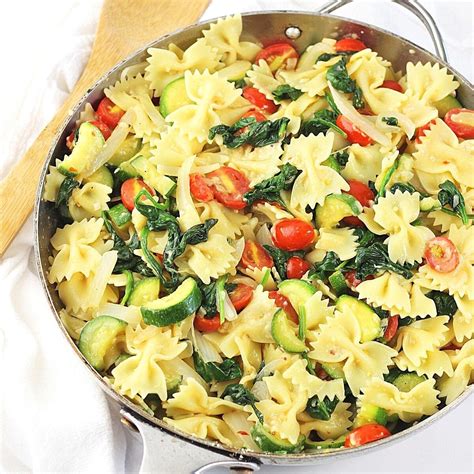 Farfalle Pasta With Zucchini, Spinach and Tomatoes • Now Cook This!