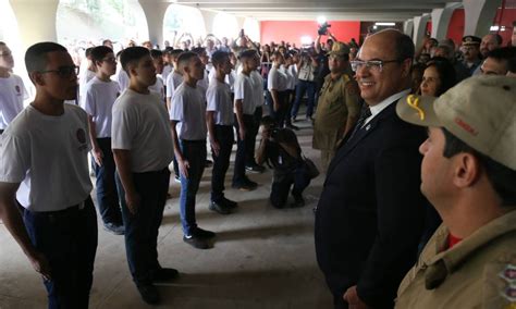 Tr S Alunos Passam Mal Durante Inaugura O De Escola Militar Do Corpo