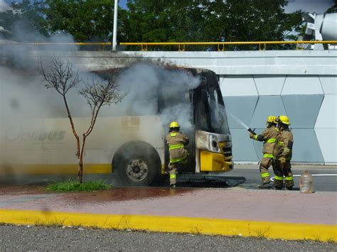 Falla mecánica provoca incendio y consume camión en el bulevar Torres