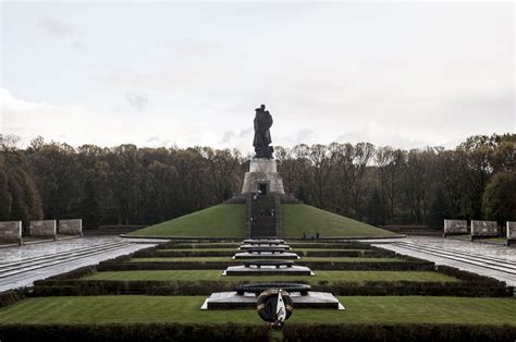 Wwiini Soviet Memorial Treptower Park 08 WartimeNI