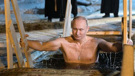 Sin camisa Putin se baña en aguas heladas para celebrar la Epifanía