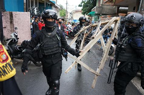 Foto Resmi Dibubarkan Pemerintah Polisi Bongkar Semua Atribut Di