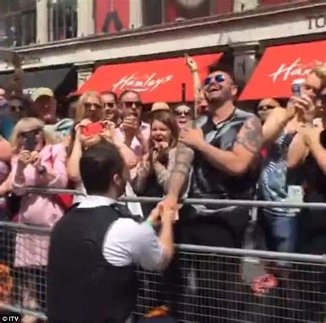 Gay Pride à Londres un policier met le genou à terre pour demander son petit ami en mariage