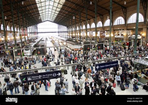 Llegada de la estación de ferrocarril fotografías e imágenes de alta