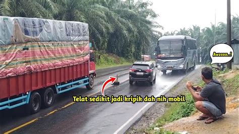 Terekam Jelas Detik Detik Minibus Menyalip Dengan Kecepatan Tinggi