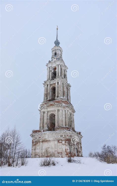 Torre De Sino No Meio De Um Lago Congelado Fechada De Baixo Imagem De