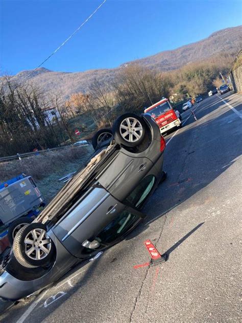 Finisce Contro Il Cantiere Stradale Con L Auto E Si Ribalta