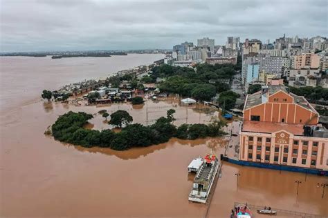 Número de feridos por enchentes no RS sobe a 806 desalojados aumentam