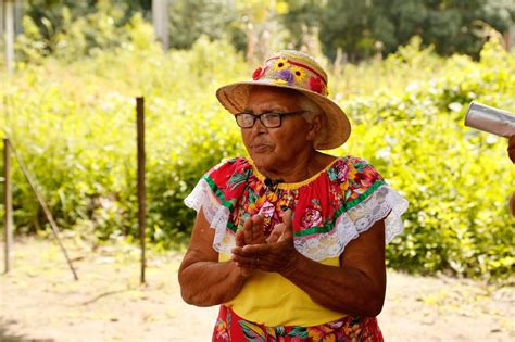 Mestra do samba de coco da Ilha Grande Dona Madá é reconhecida como