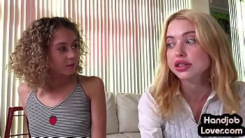 Pequeña mujer joven aprendiendo a hablar sucio POV HJ por su mejor amiga en 3some XVIDEOS