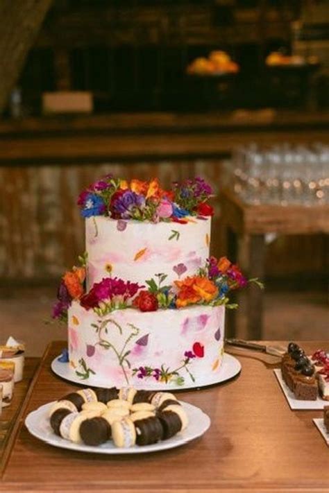 Una torta con flores podría ser una hermosa opción para una boda muy