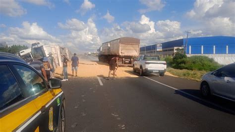 Bitrem Que Transportava Milho Tomba E Derrama Carga Na Br Dcmais