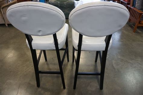 PAIR OF WHITE LEATHER BAR STOOLS - Big Valley Auction