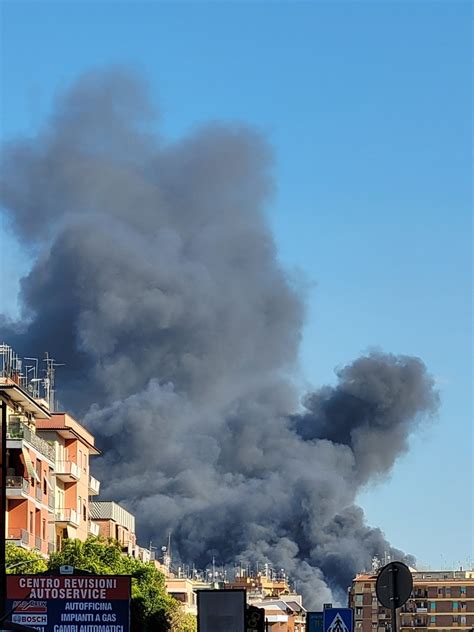 Incendio A Roma Inferno Di Fuoco A Centocelle Enorme Nube Tossica Tra