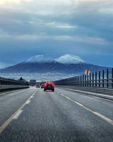 Cappuccio Bianco Sul Vesuvio Ancora Neve Sulla Cima Del Vulcano Foto