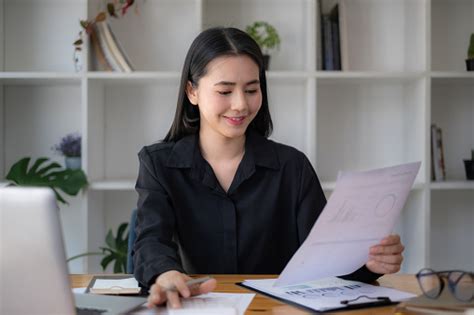 기술 가격 그래프 및 지표를 분석하기 위해 노력하는 행복한 비즈니스 여성 가격에 대한 스톡 사진 및 기타 이미지 가격 가상