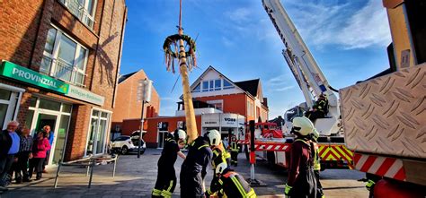 Feuerwehr Unterst Zt Beim Maibaum Aufstellen Freiwillige Feuerwehr