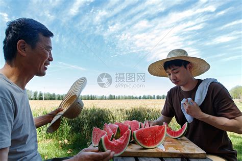 农民在田地旁休息吃西瓜高清图片下载 正版图片507688428 摄图网