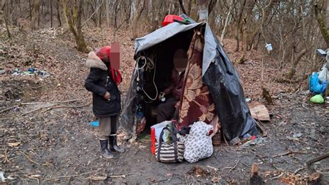 O familie cu doi copii găsită în pădure locuind într un cort din