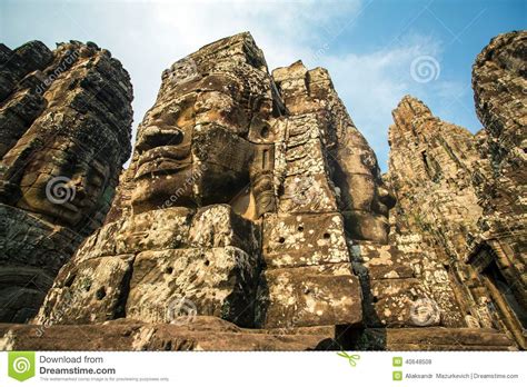 Caras De Pedra Nas Torres Do Templo Antigo De Bayon Foto De Stock