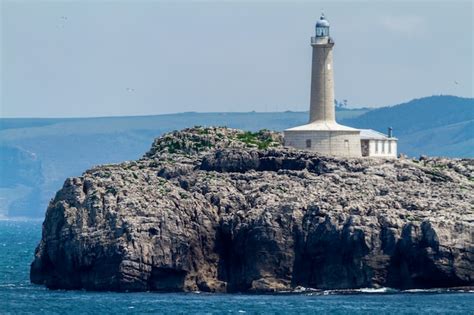 Faro en la isla de mouro santander españa Foto Premium