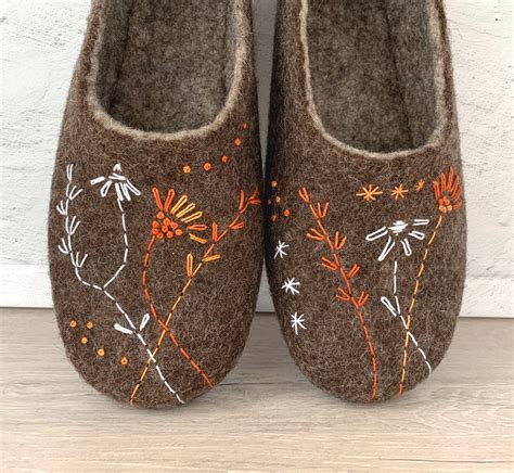 Pantoufles en laine brune avec des fleurs à broder pour les Etsy