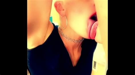 MATURE SHAVED HEAD LESBIAN DIRTY TALKS TO HERSELF LEAKED PPV XNXX