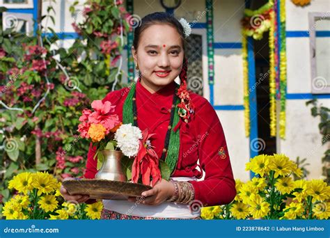 Photo De La Fille Nepali Souriante Sikkimese Dans La Robe De Culture
