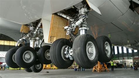 Proses Retraction Landing Gear Pesawat Besar Aircraft Landing Gear