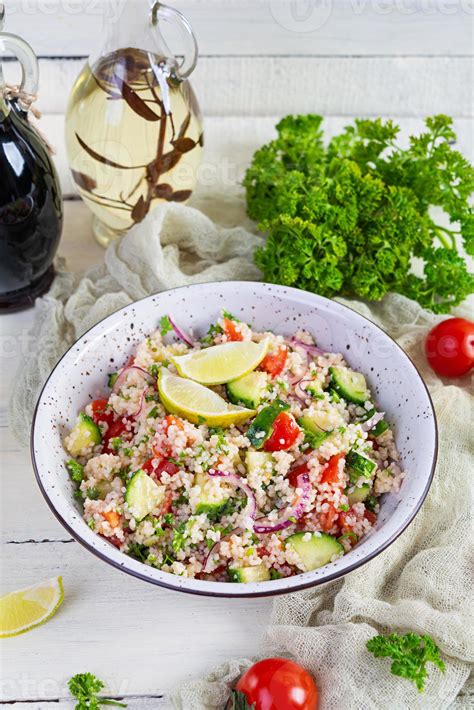 Ensalada tabulé vegetariana con cuscús perejil pepino tomate cocina