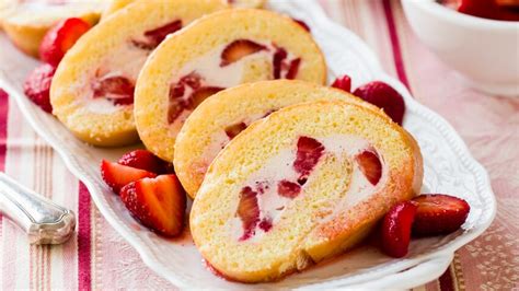 Biscuit roulé aux fraises découvrez les recettes de cuisine de Femme