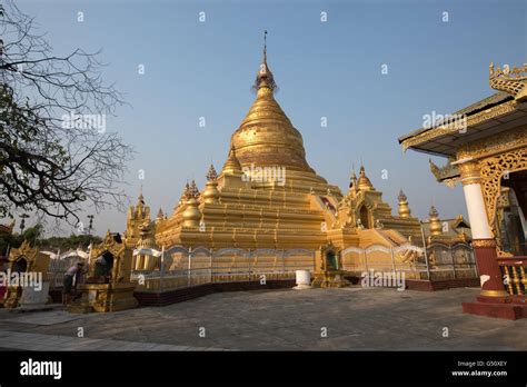 Templo De Kuthodaw Paya Fotos e Imágenes de stock Alamy