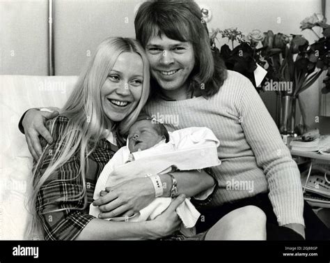 Arkiv 1973 Agnetha Faltskog y Bjorn Ulvaeus con su hija recién nacida