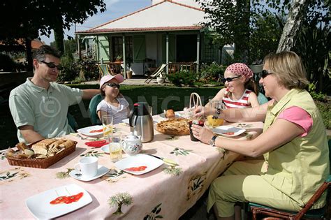 Photos Photo Petit Dejeuner En Famille En Vacances