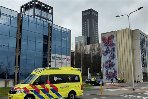 Fietser Geschept Door Automobilist Op Rotonde Zuidersingel In Leeuwarden